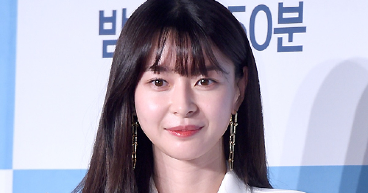 MD화보] '일자 앞머리가 해냈네'..권나라, 확 어려진 얼굴