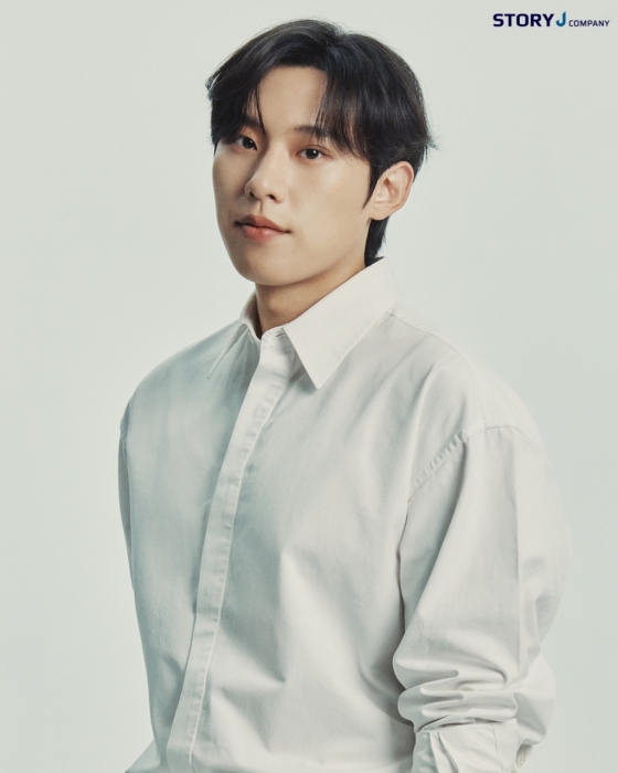 김성철의 새 얼굴..남자↔소년美 오가는 반전 매력 | 스타뉴스