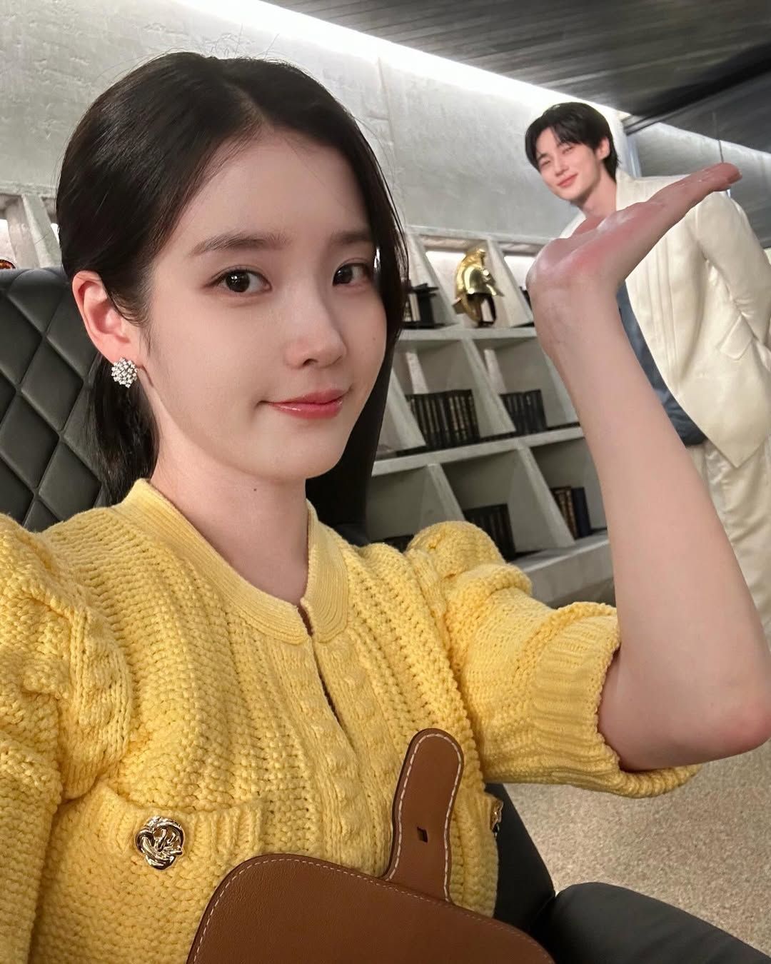 아이유, 변우석이 풀어주는 '21세기 대군부인' 비하인드! 드라마 속 커플 패션은? - 코스모폴리탄 코리아 (COSMOPOLITAN  KOREA)