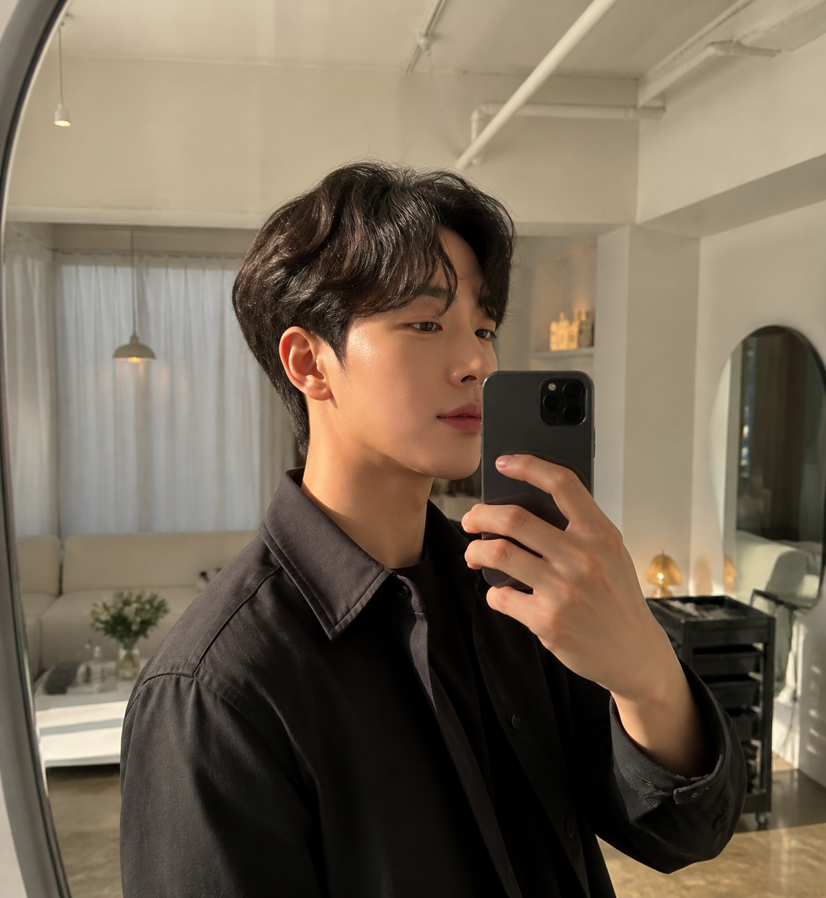 편집샵 앞 로우앵글로 담은 단정한 MC 느낌 헤어