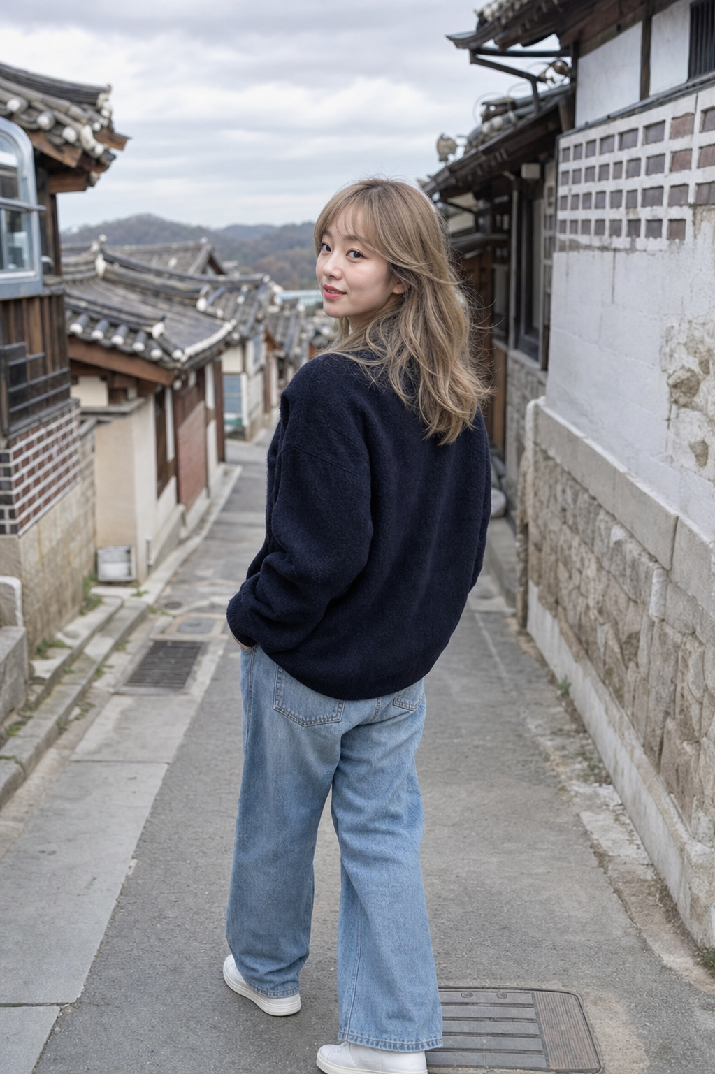 한옥 골목에서 보이는 정돈된 얼굴 프레이밍
