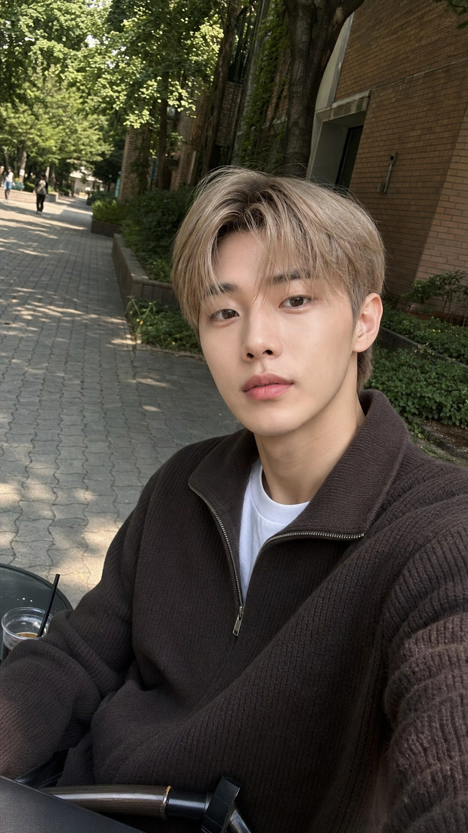 캠퍼스 산책 중 자연광 셀피