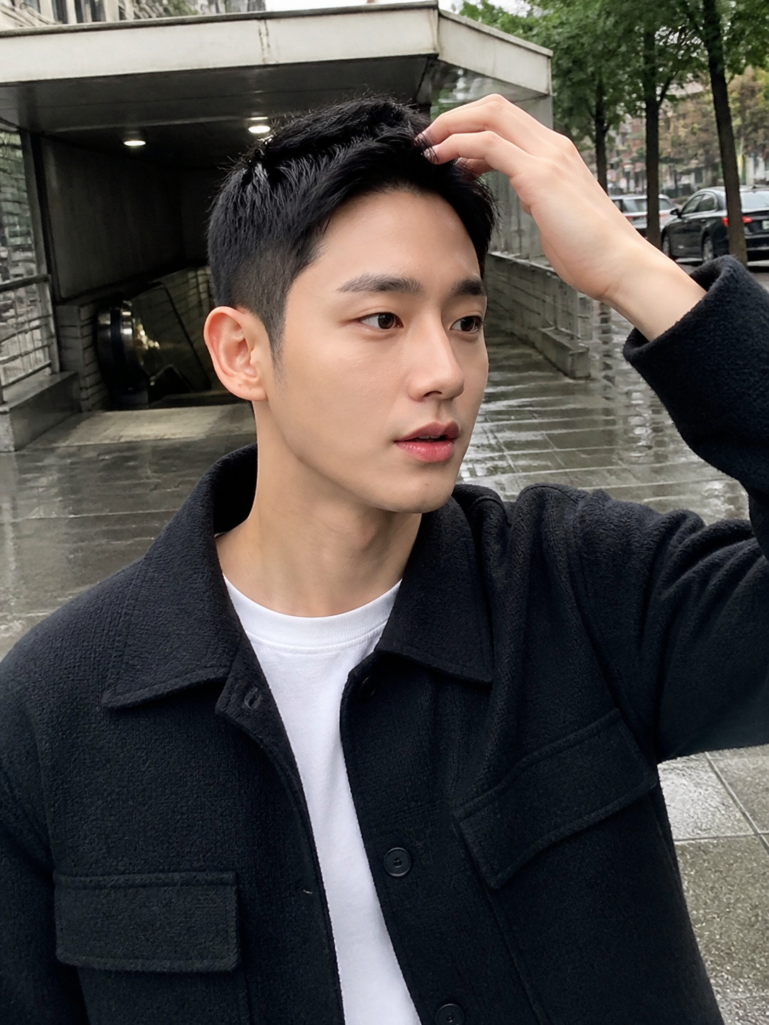 지하철역 입구의 도시적인 정해인 스타일