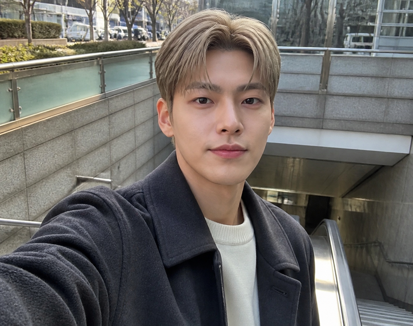 지하철역 입구에서 찍은 자연스러운 셀피 톤
