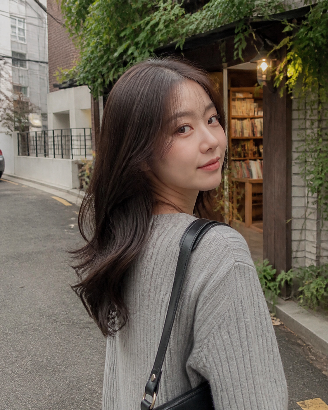 골목길에서 담은 옆모습 스냅