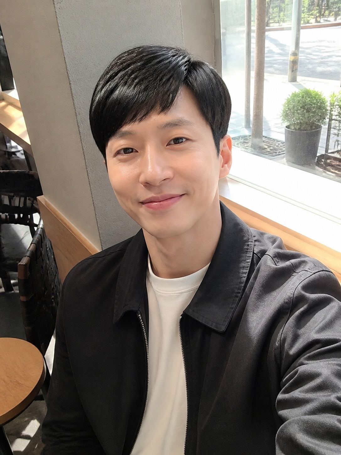 카페 창가 셀피로 보는 단정한 짧은 남자 헤어
