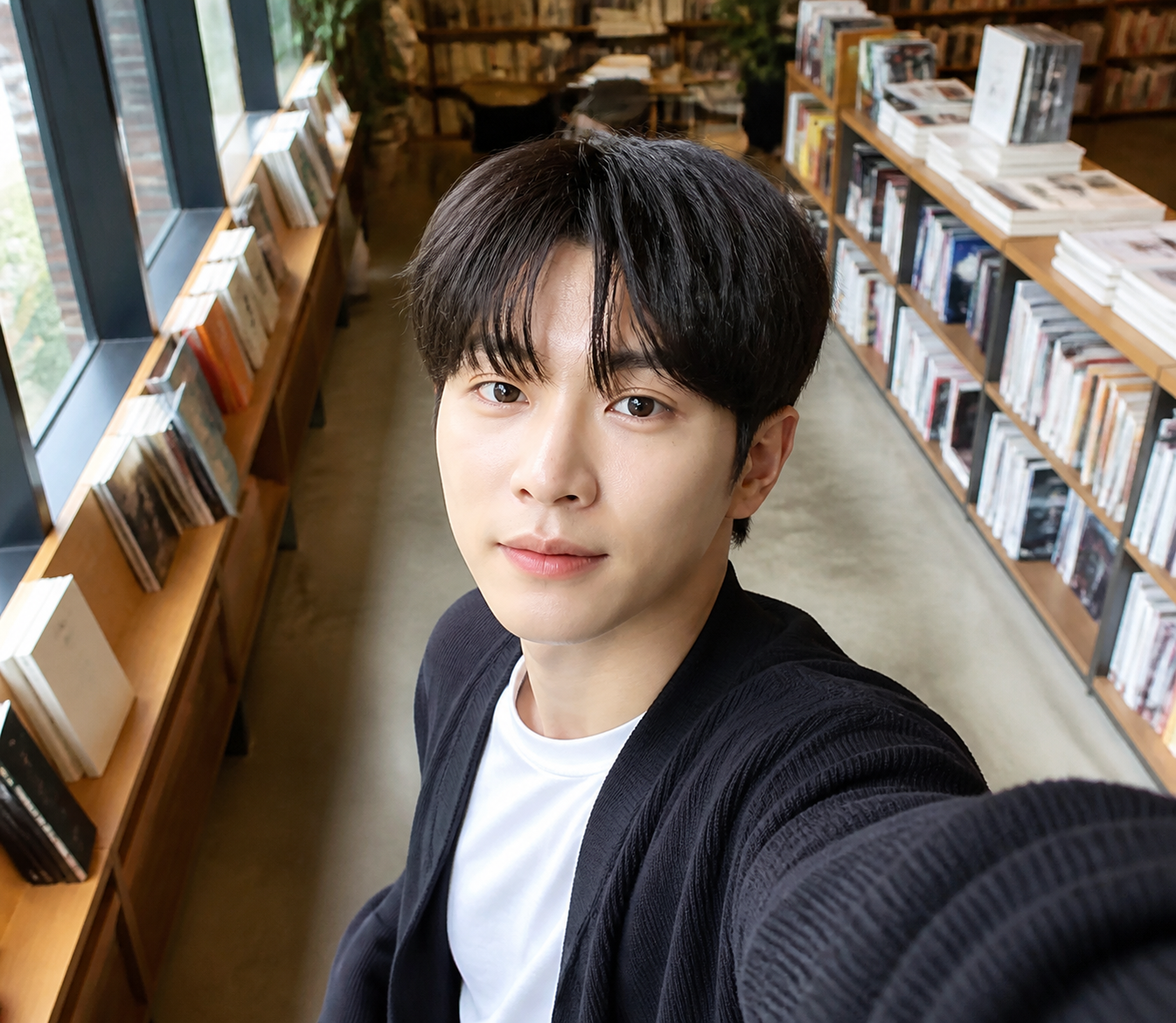 서점 안에서 위에서 내려다본 정돈된 짧은 남자머리
