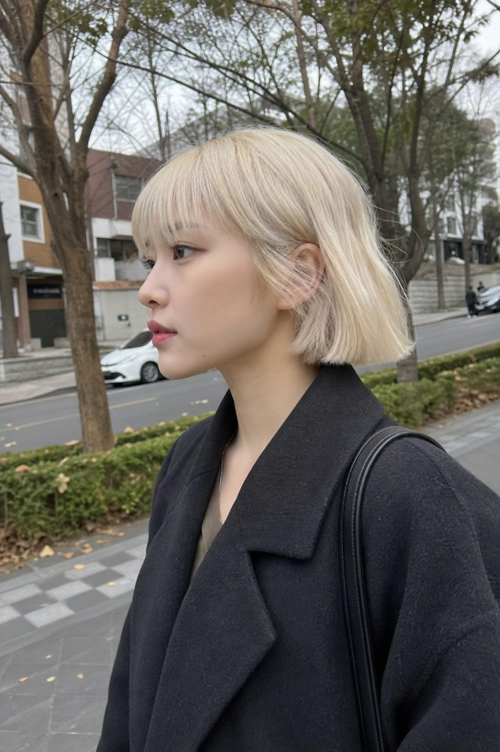 대학가 거리에서 자연스럽게 드러나는 시크한 단발 라인