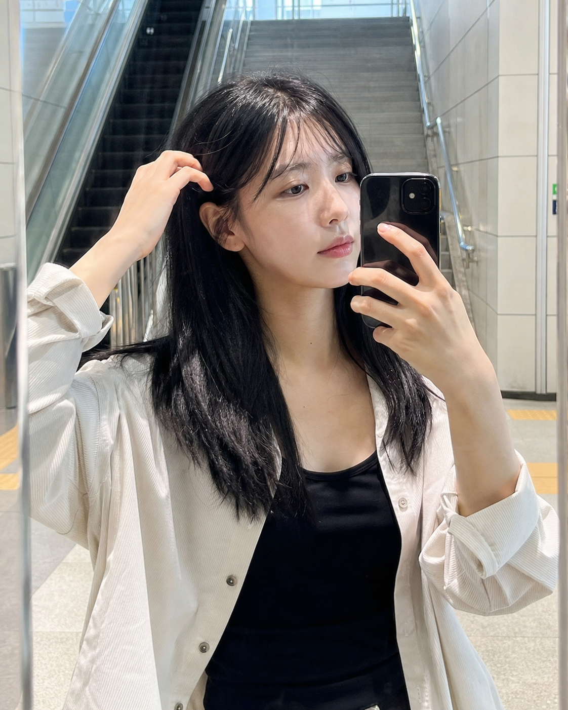 지하철역 거울셀카로 담은 단정한 실루엣