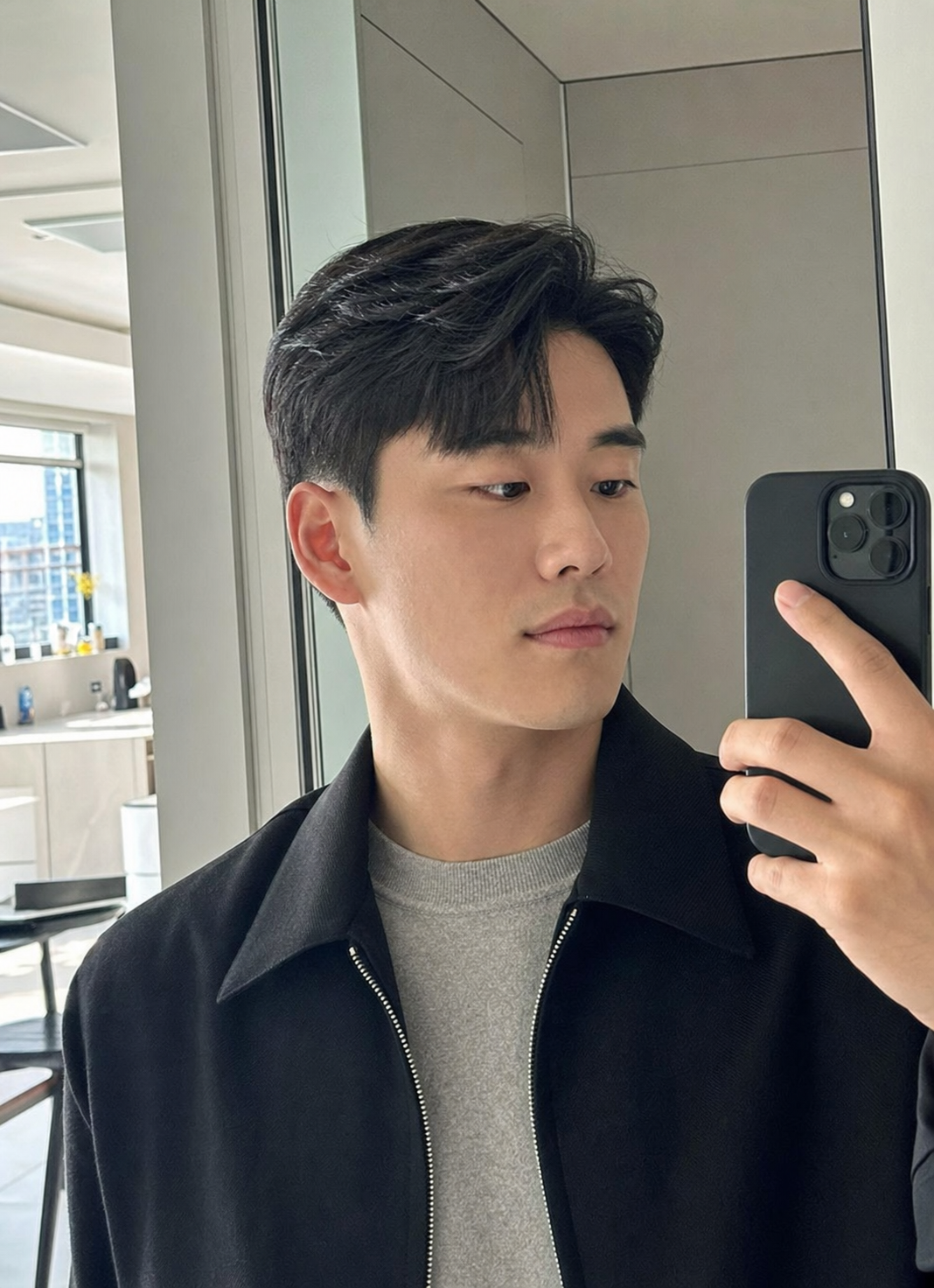 집 현관 거울 셀카로 자연스럽게 보이는 가르마·애즈펌 느낌