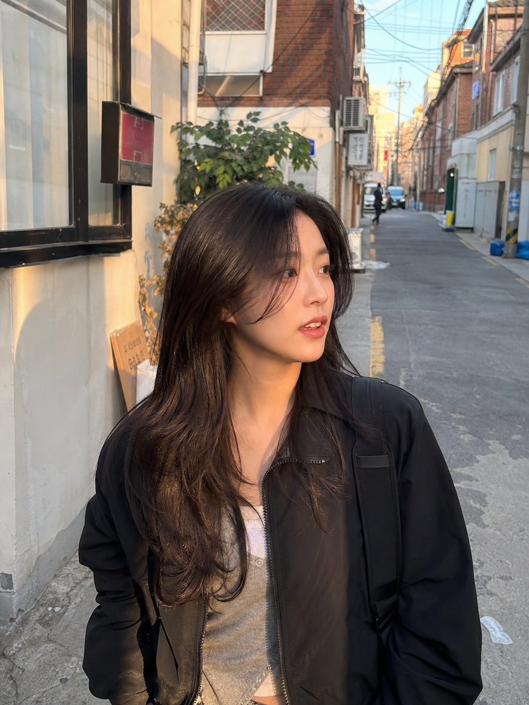 골목길에서 포착한 레이어드 긴머리 스냅