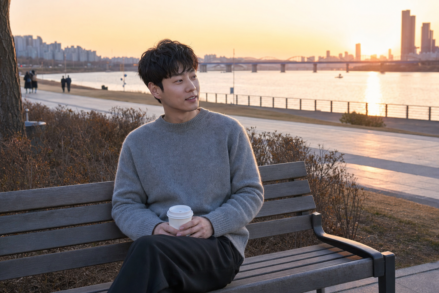 한강공원 벤치 스냅, 자연스러운 볼륨감이 살아난 스타일