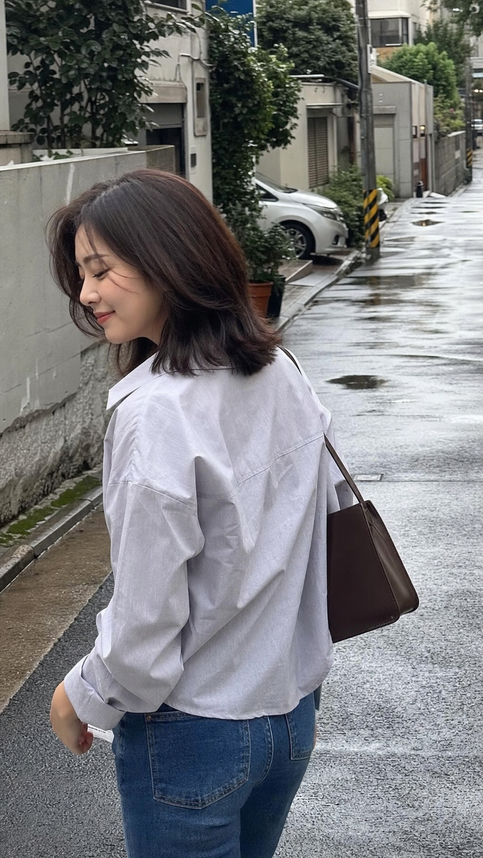 비 온 뒤 골목길에서 보이는 툭 떨어지는 자연스러운 결