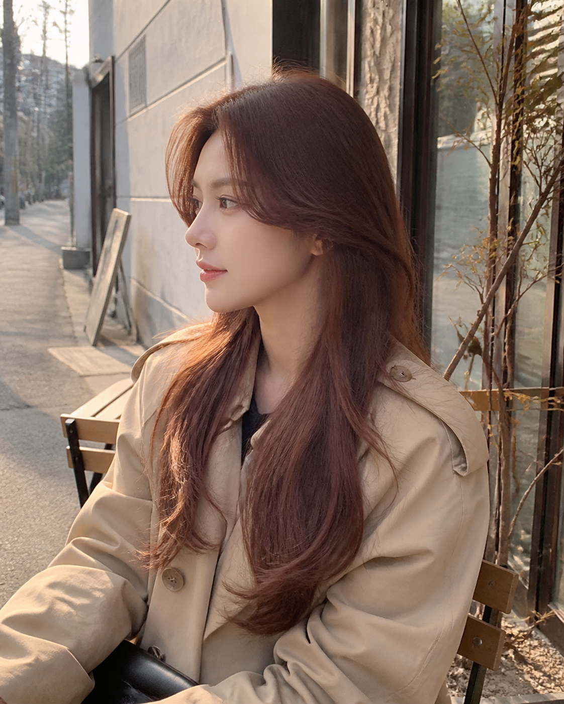 골목길에서 보이는 자연스러운 옆모습