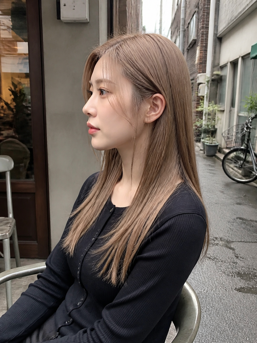 골목길에서 드러나는 자연스러운 옆선과 레이어