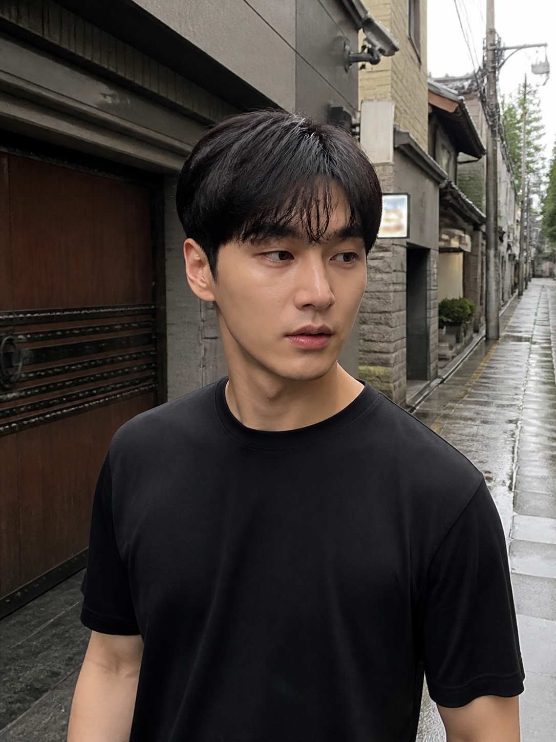 골목길에서 걷는 순간에 보이는 짧고 깔끔한 질감 컷