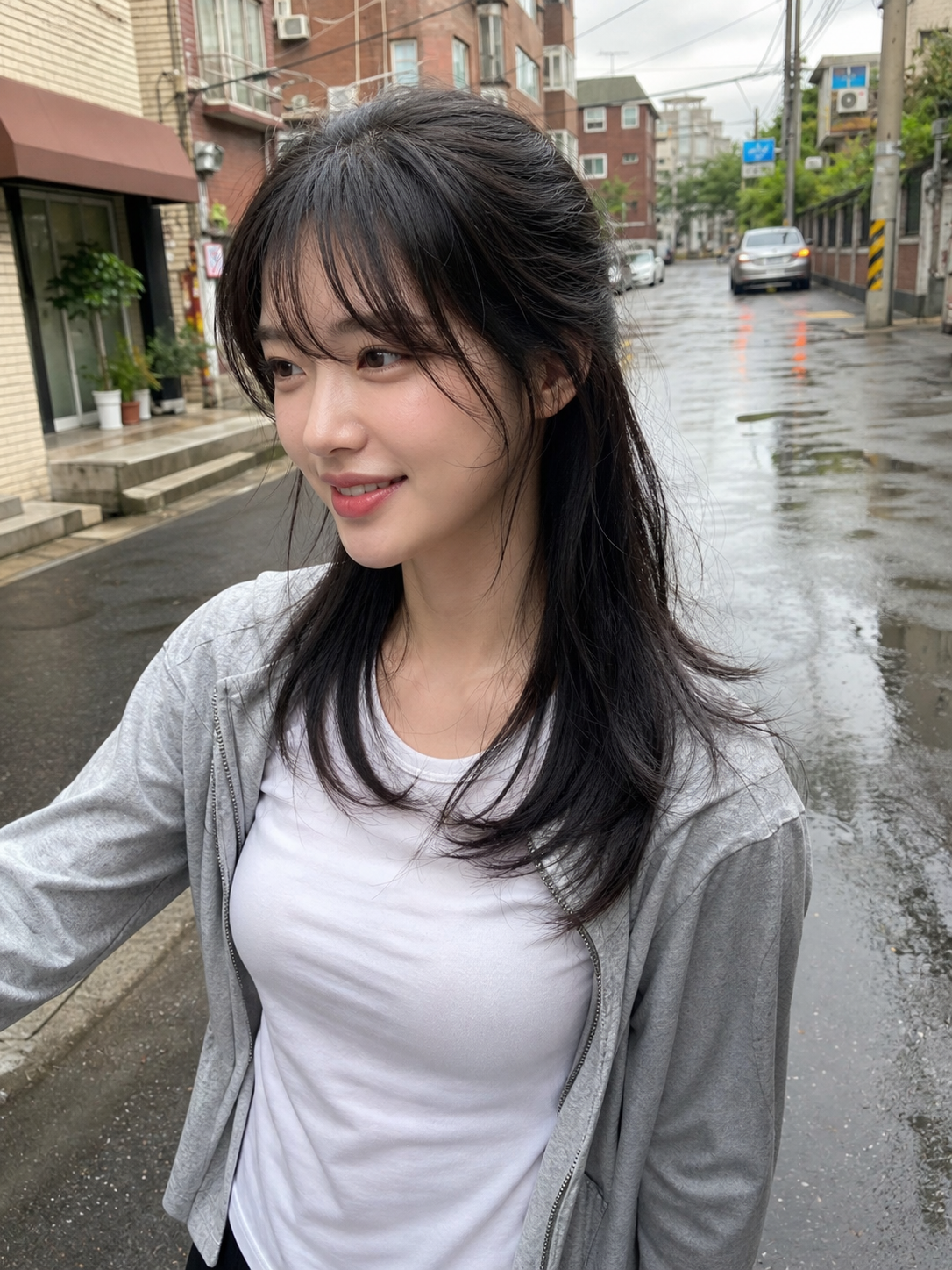비 온 뒤 골목에서 찍은 내추럴 레이어드 스냅