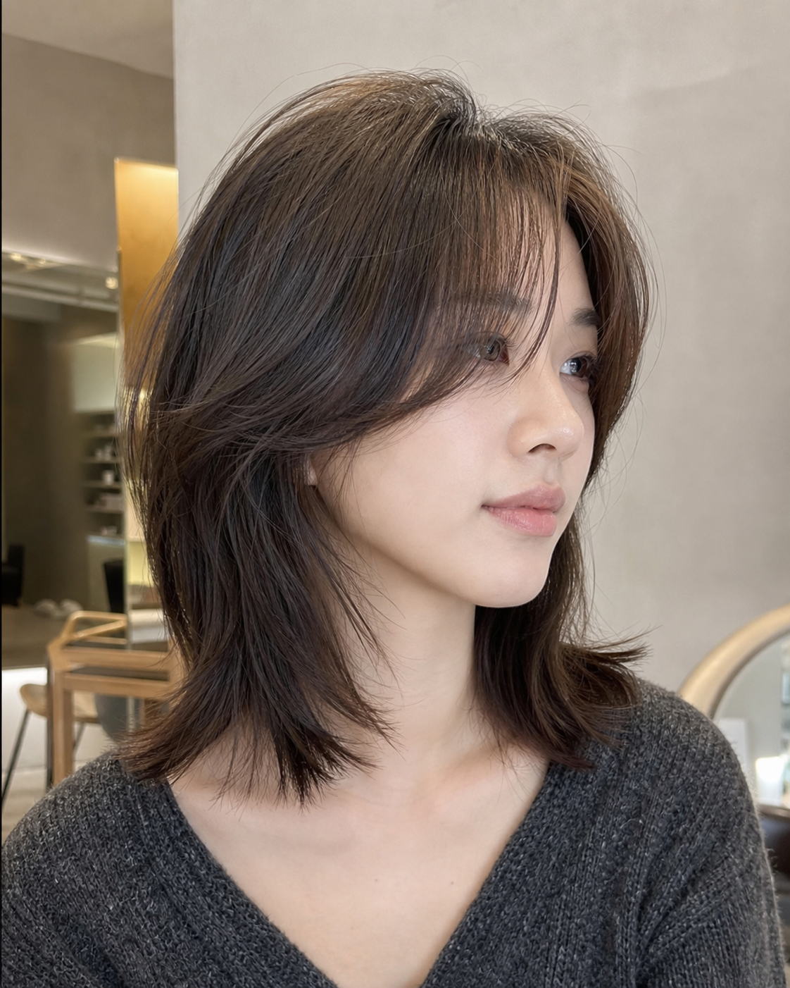 탈색 느낌 컬러와 가벼운 레이어드 컷