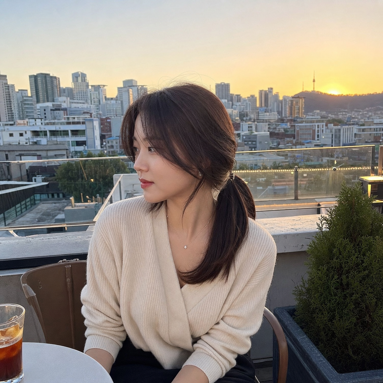 루프탑에서 담은 로우 포니테일 분위기