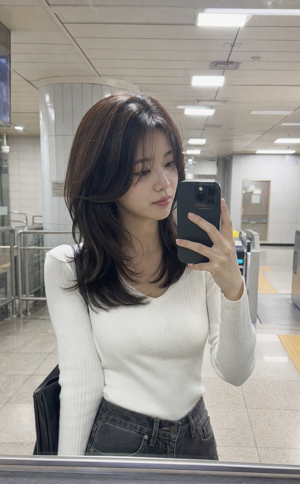 지하철역 거울 셀카로 보이는 앞머리와 옆머리 연결