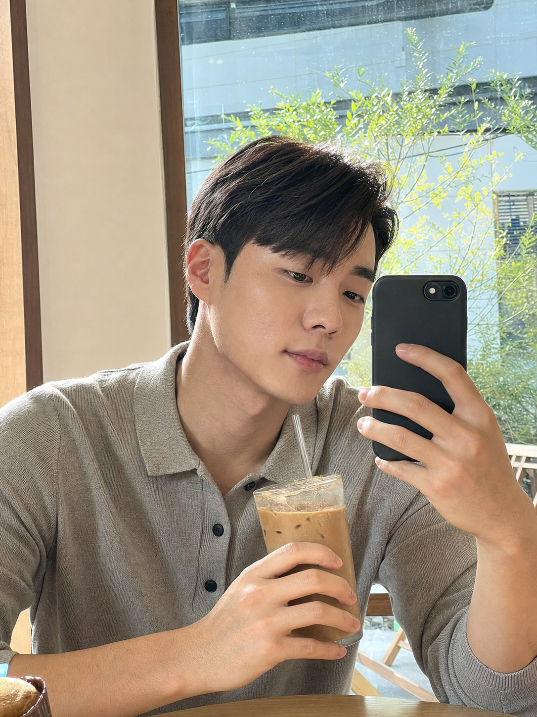 창가 카페에서 자연광으로 보이는 가일컷 느낌