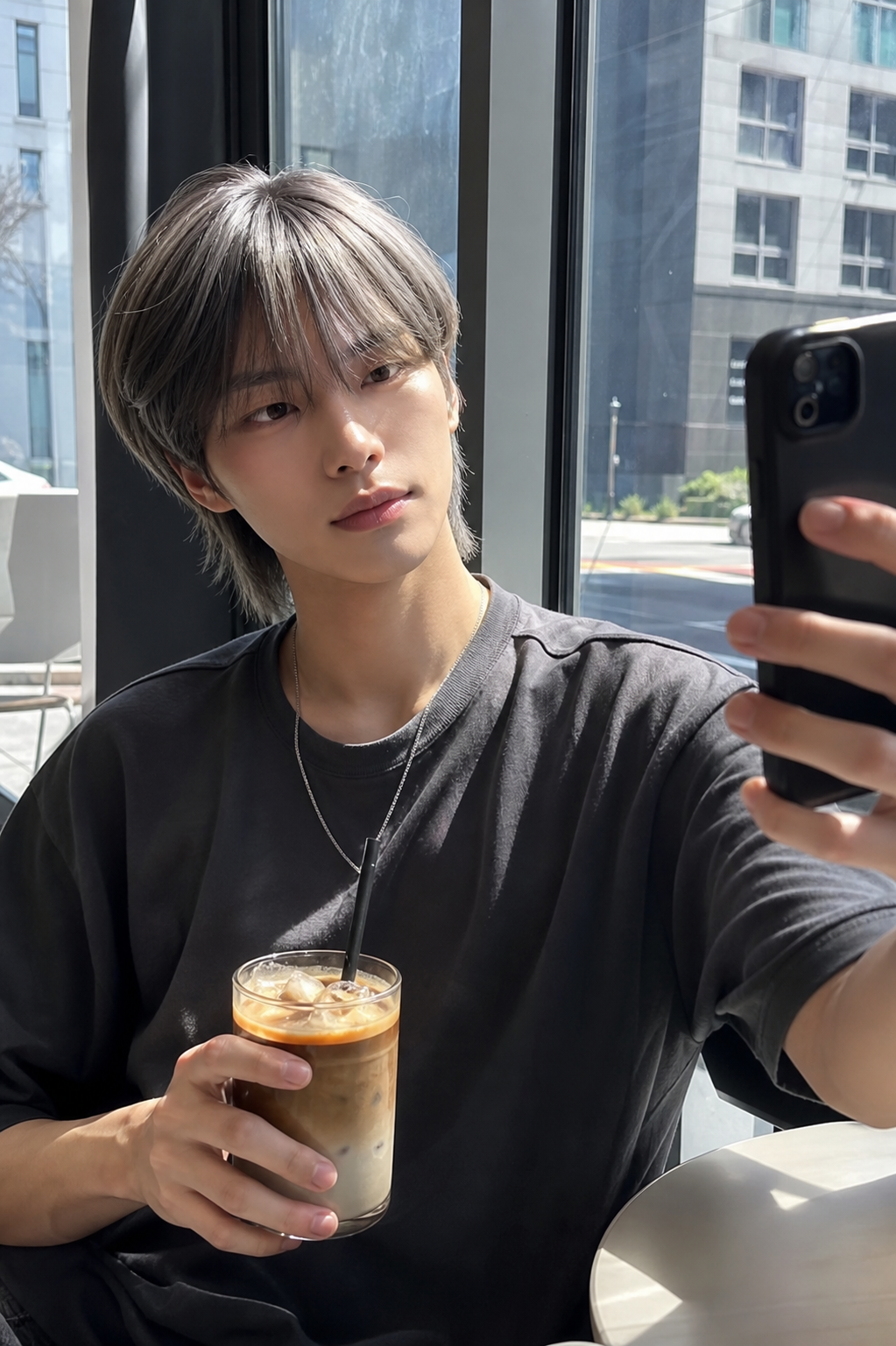 카페 창가에서 자연광으로 컬러가 선명하게 보이는 셀피
