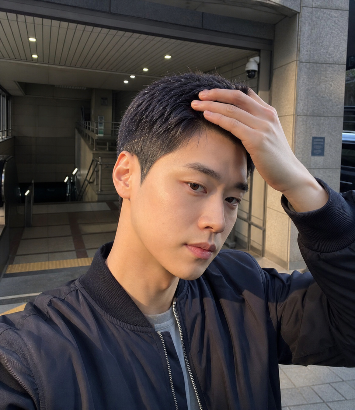 지하철역 입구에서 담은 자연스러운 숏컷 셀피