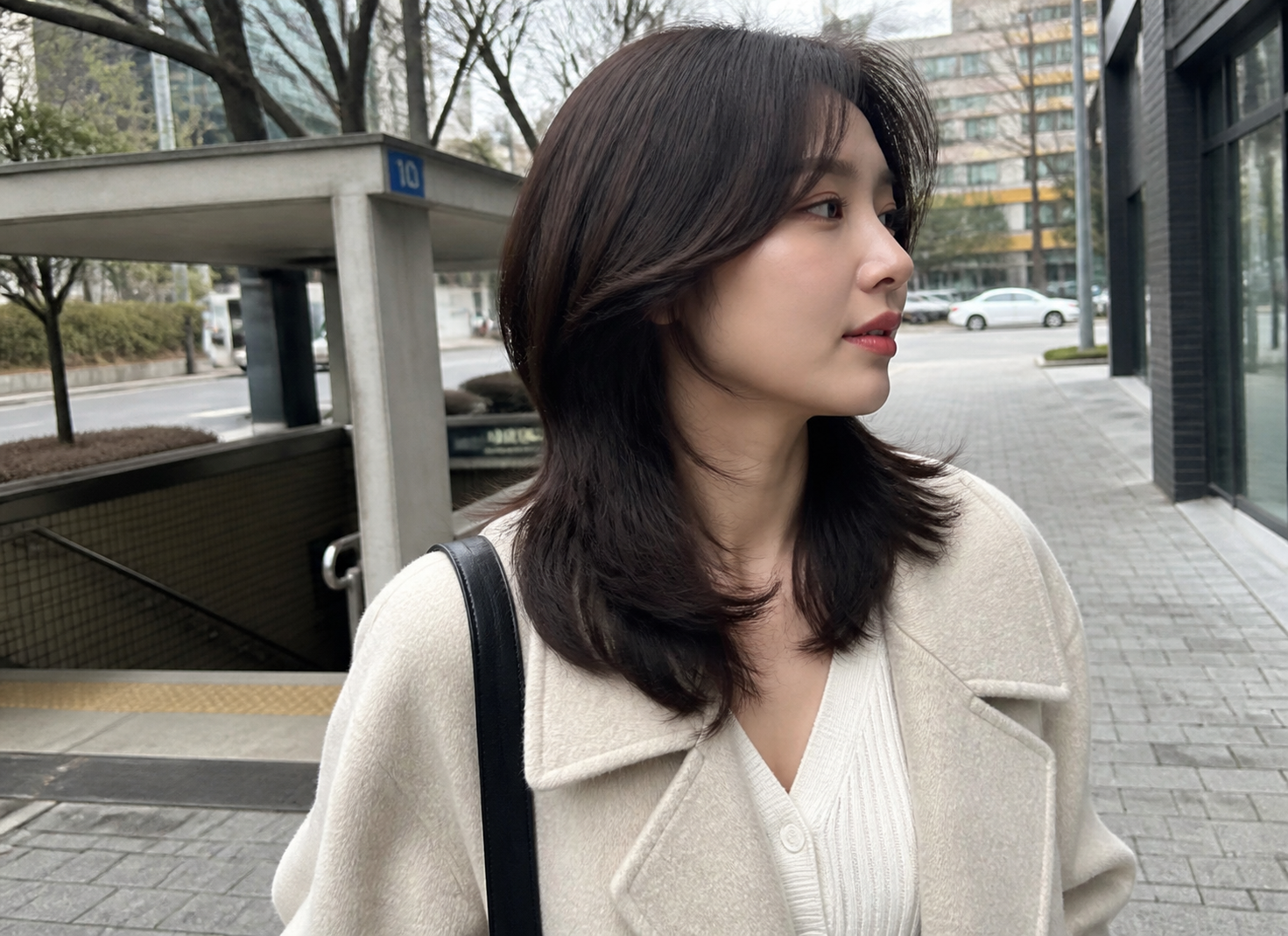 골목길 자연 촬영, 가벼운 질감이 보이는 옆모습