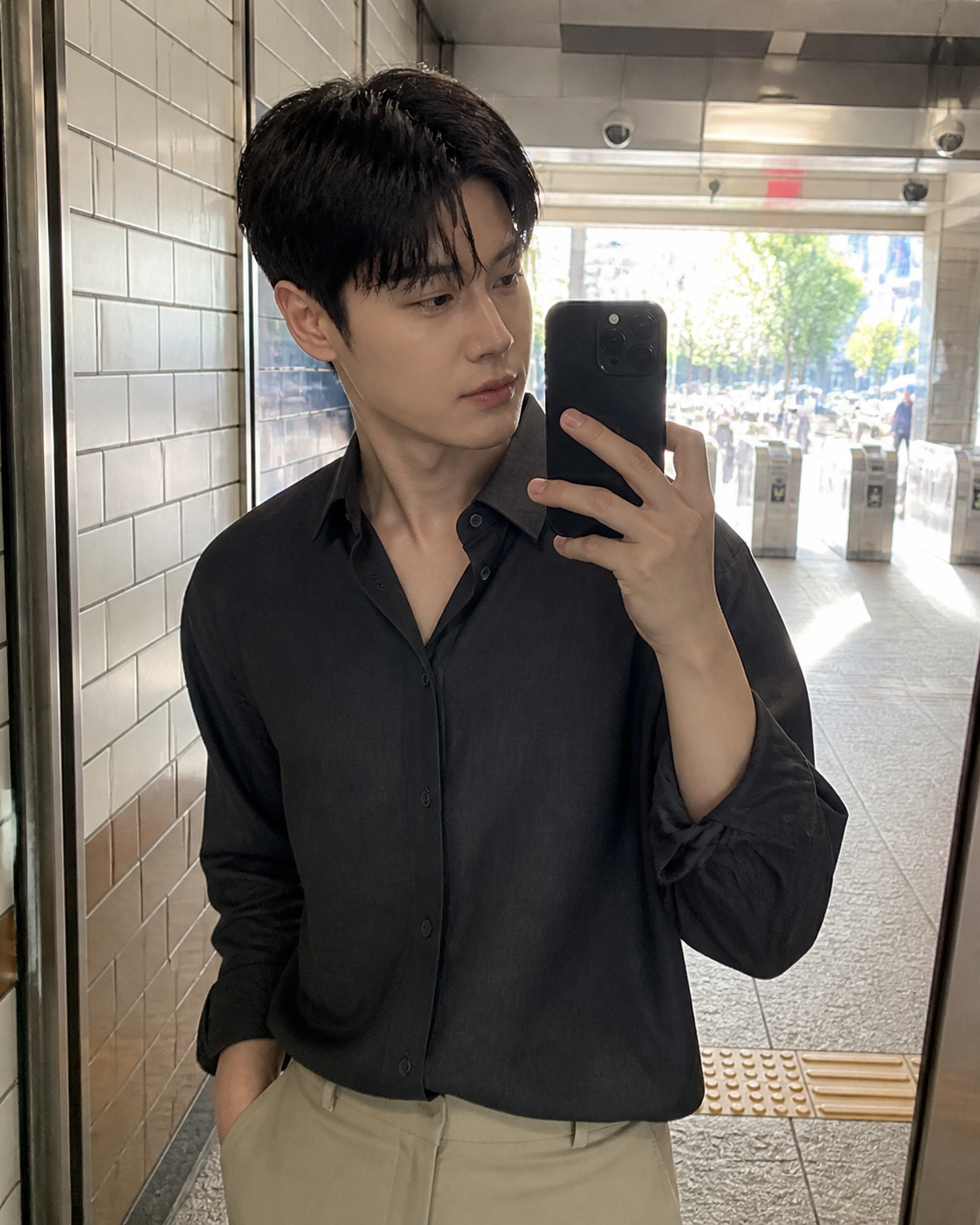 지하철역 입구 거울 셀카 느낌