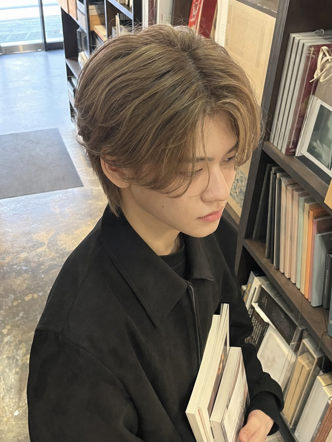 서점 일상샷, 부드러운 볼륨 리프컷