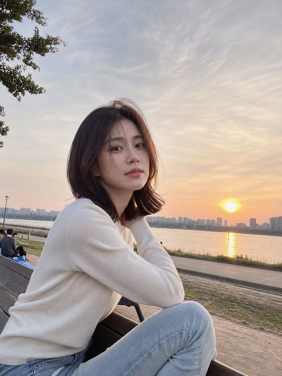 한강 노을 아래 얼굴선을 부드럽게 감싸는 스타일