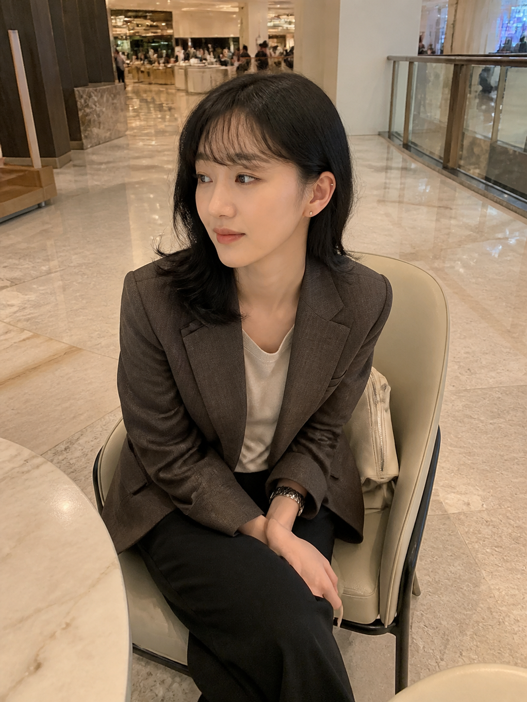 백화점 로비에서 완성되는 단정하고 우아한 분위기