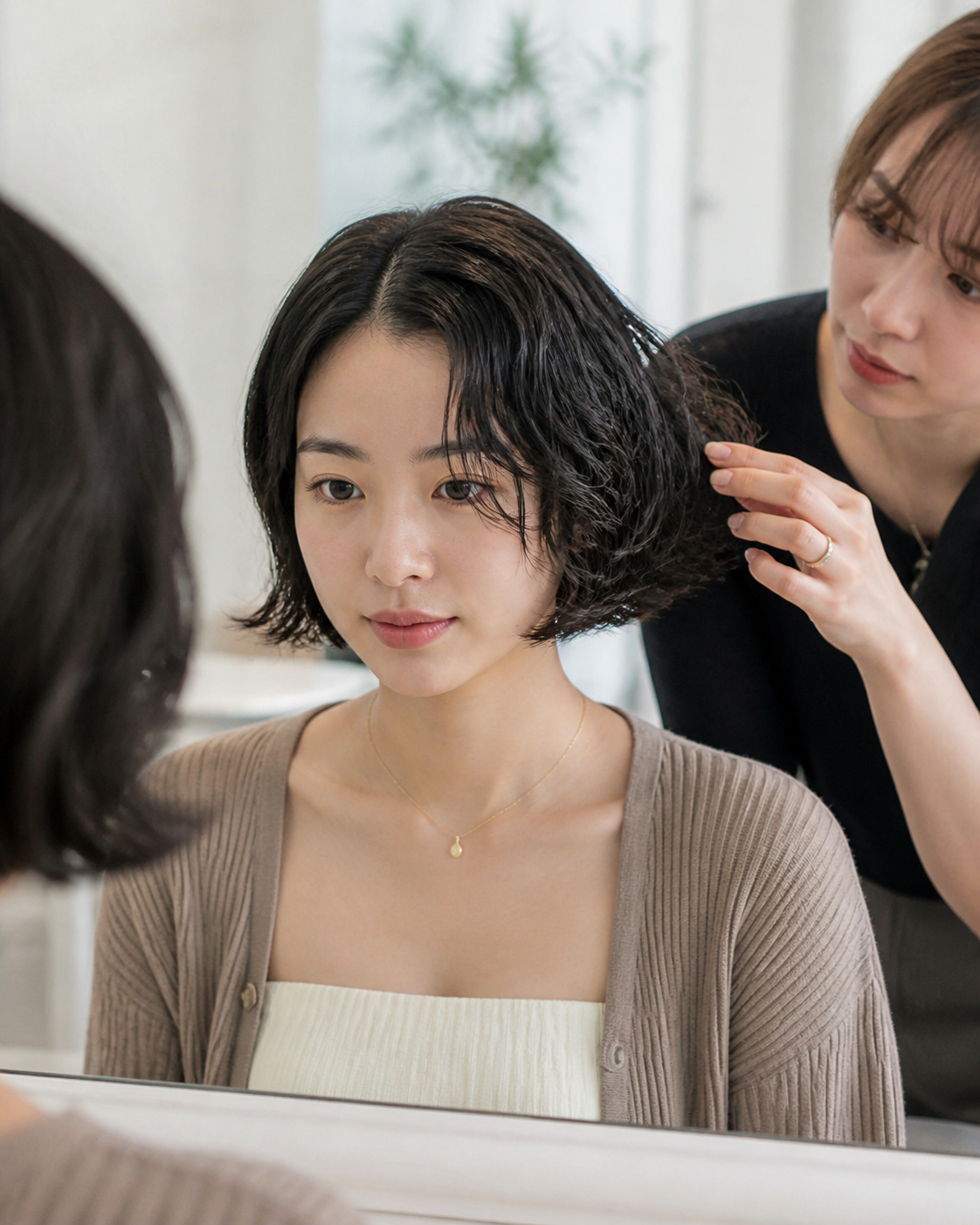 시술 전후 질감 차이를 보여주는 상담 장면