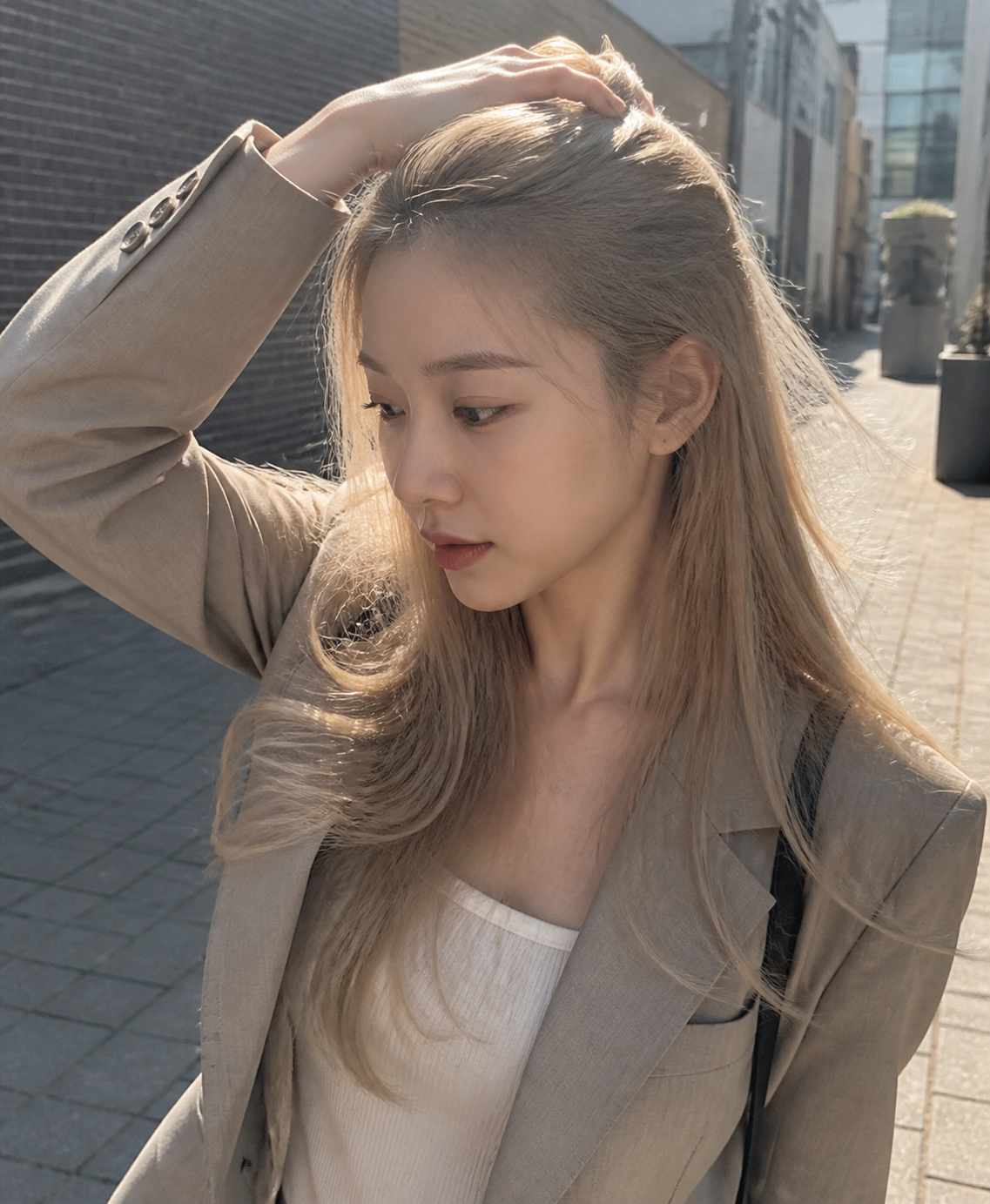 편집샵 골목에서 돋보이는 윤기 있는 롱 헤어
