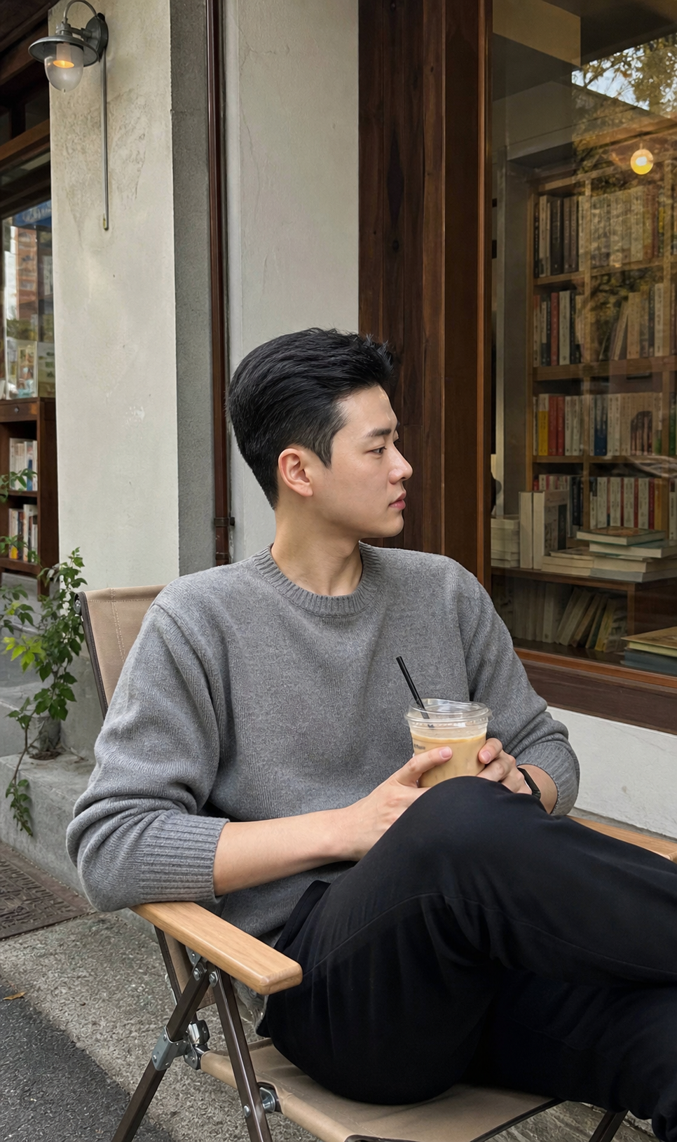 서점 앞에서 보이는 깔끔한 옆선과 목선