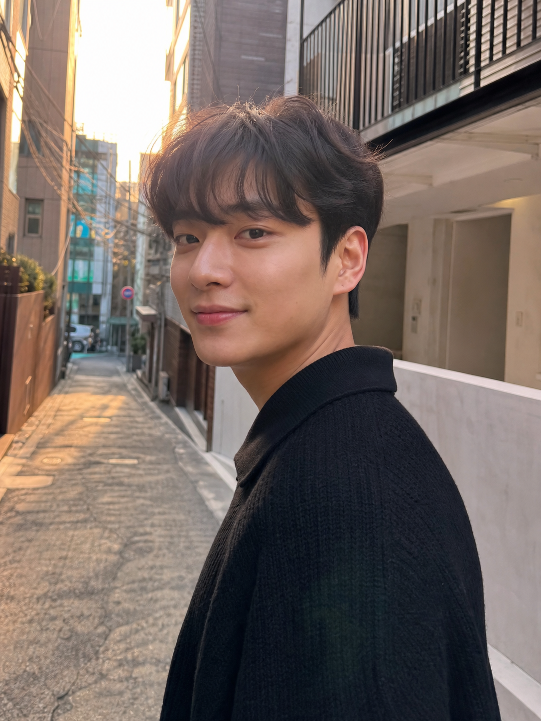 골목길 걷는 장면에서 드러나는 자연스러운 결