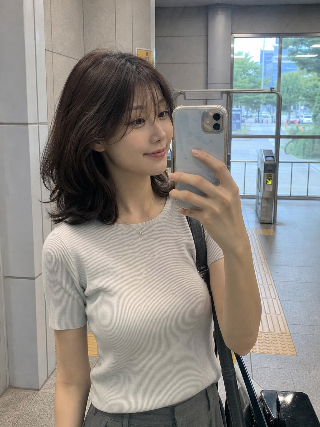 지하철역 입구 거울 셀카로 담은 루즈 S컬 스타일