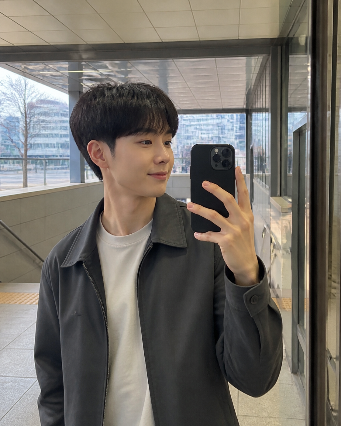 지하철역 입구 거울 셀카로 본 옆라인과 윗볼륨
