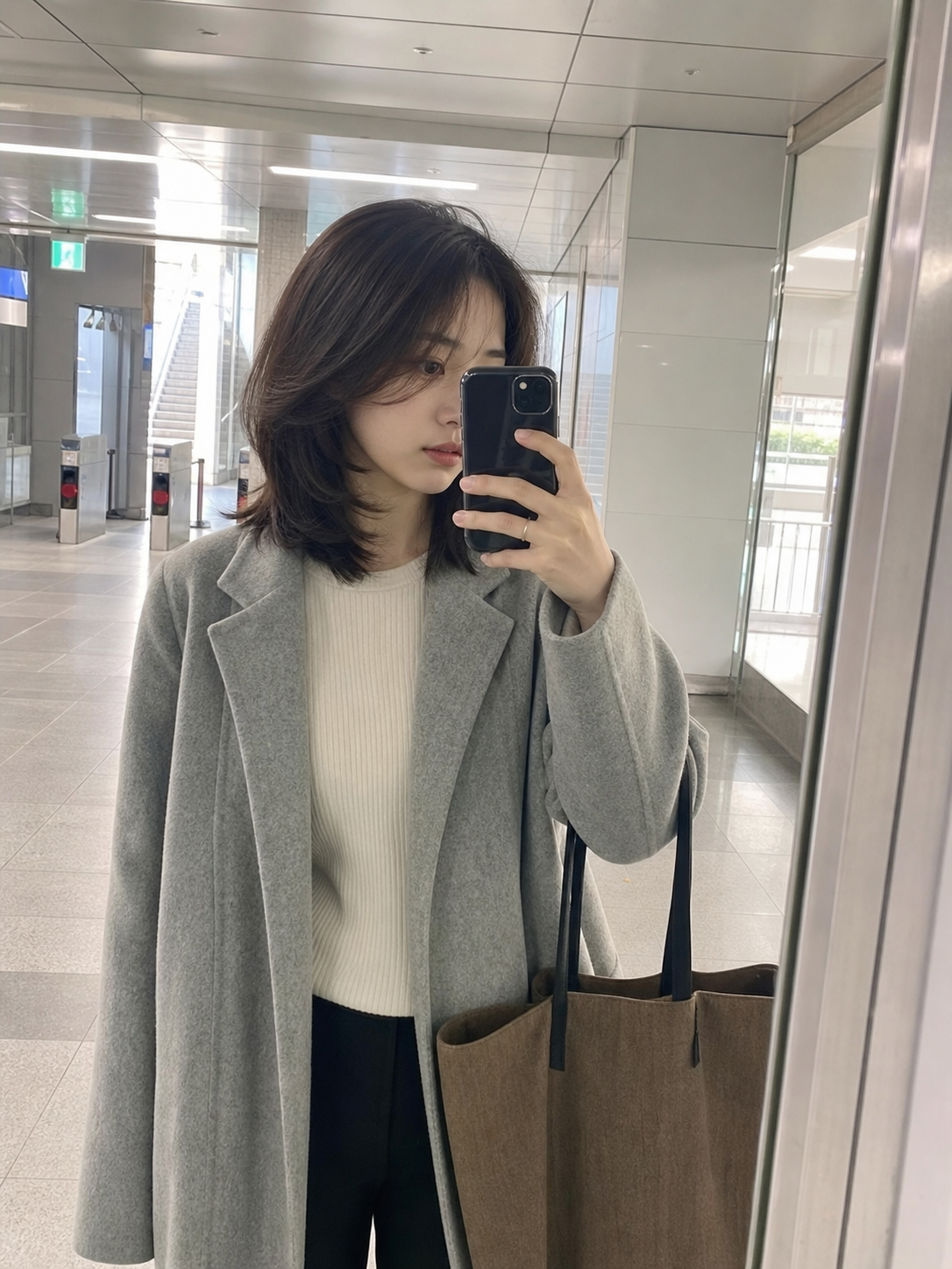 지하철역 거울 셀카로 담은 현실 데일리 헤어