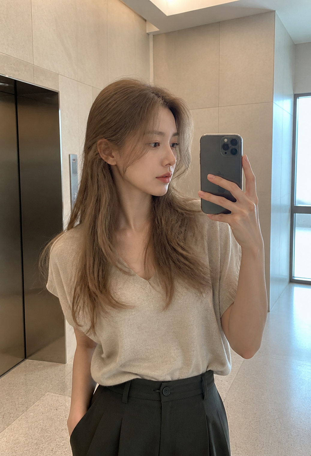 거울 셀카로 담은 정돈된 긴 생머리