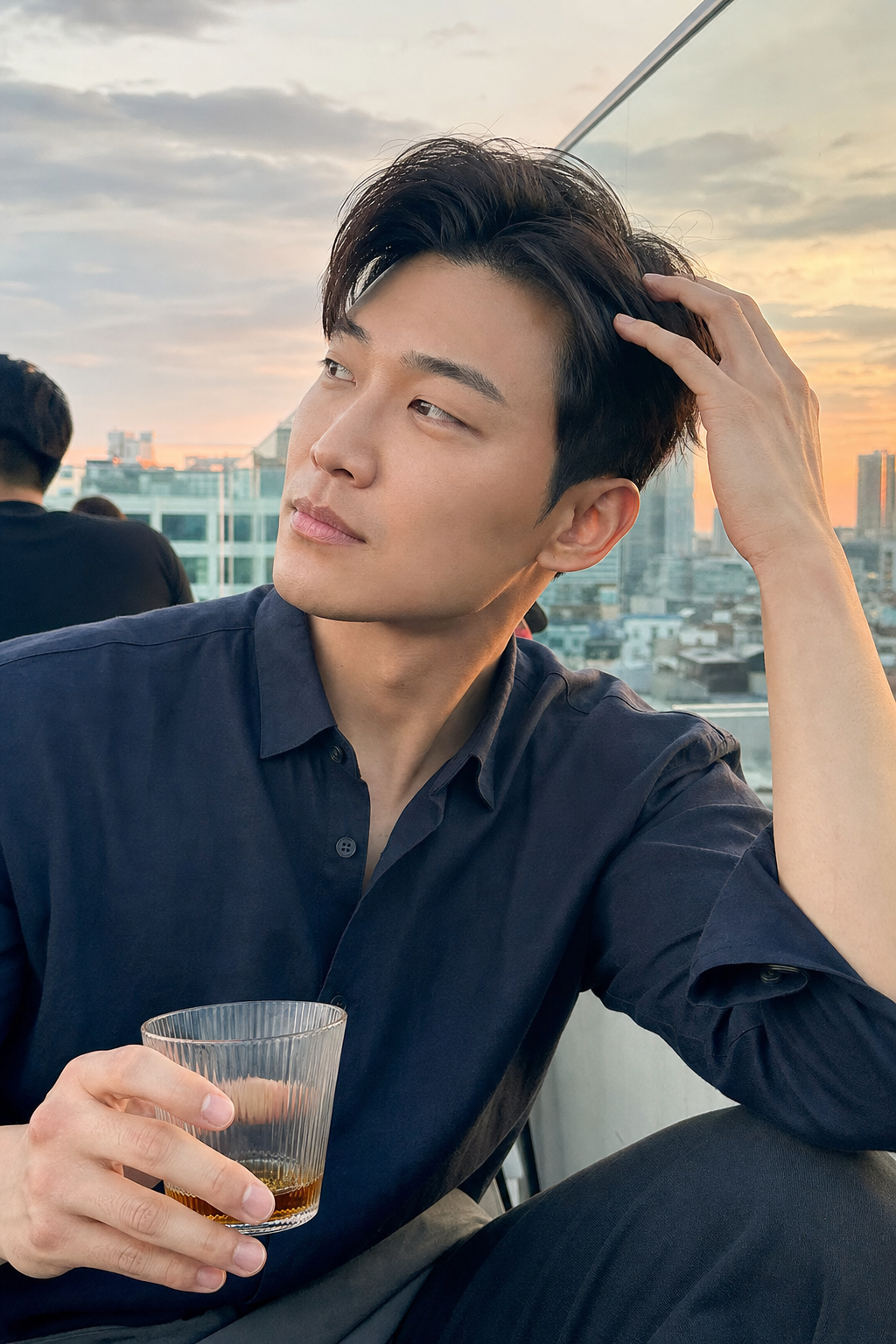 노을빛 루프탑에서 보이는 세련된 넘김 스타일