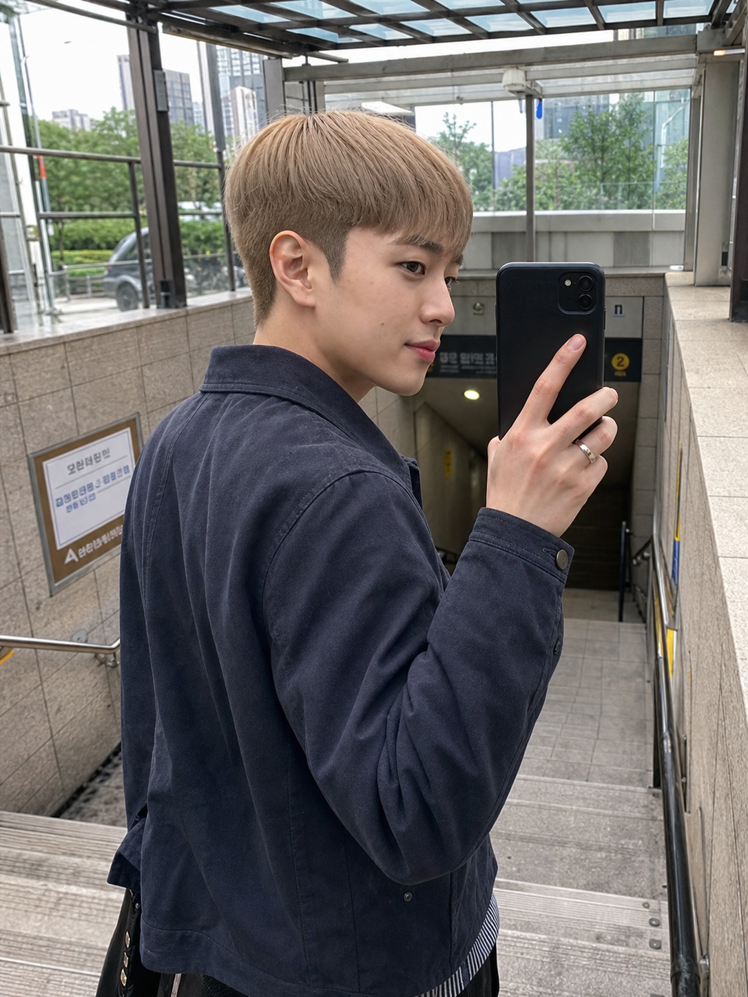 지하철역 거울 셀카로 보이는 깔끔한 투블럭 스타일