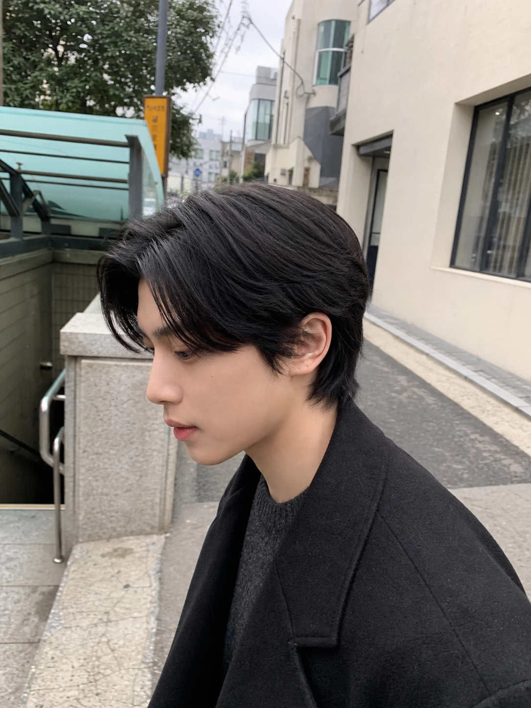 골목길에서 걷는 듯한 세련된 가르마 스타일
