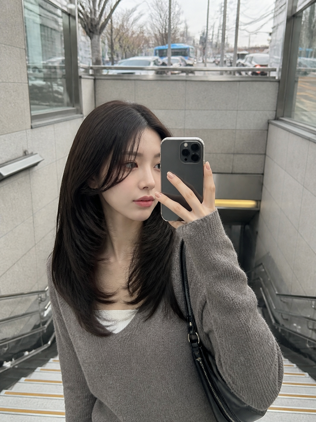 지하철역 거울셀카로 보는 얼굴선 보완