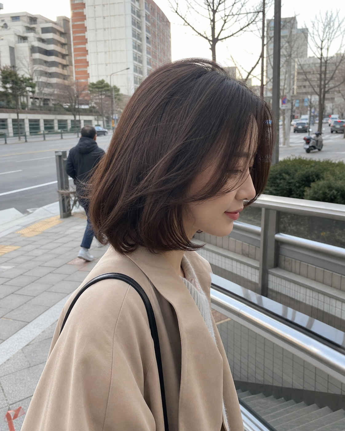 지하철역 앞에서 보이는 옆모습 레이어드 실루엣