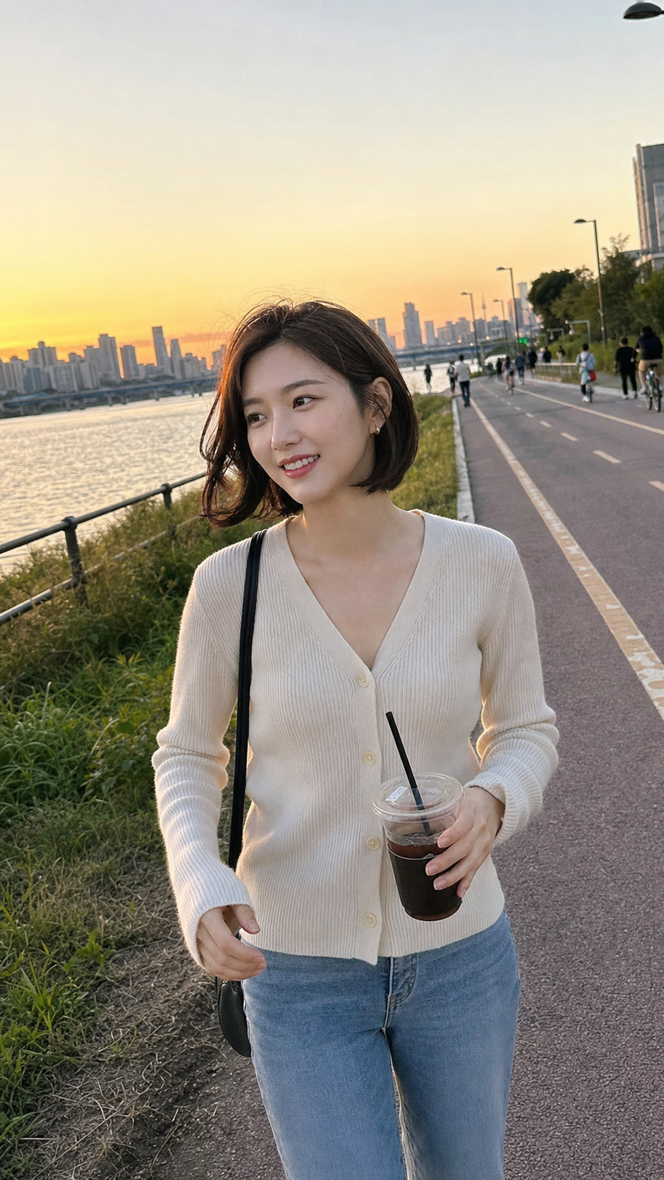 한강 산책길에서 자연스럽게 보이는 짧은 머리