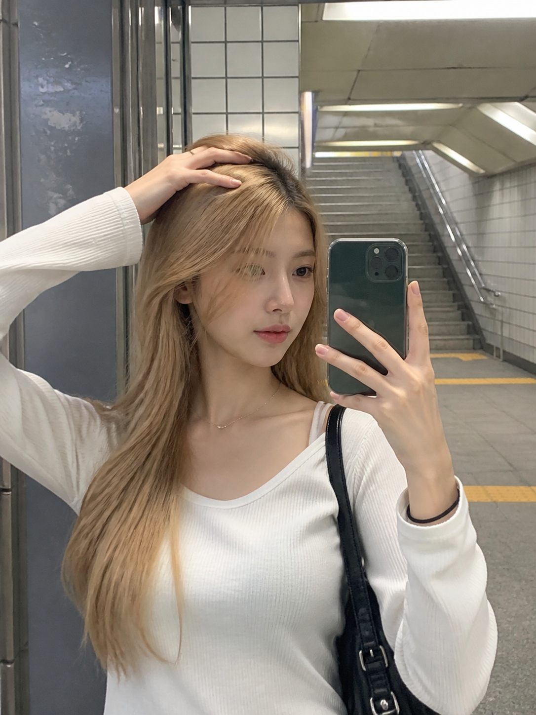 거울 셀카로 담은 부드러운 물결감
