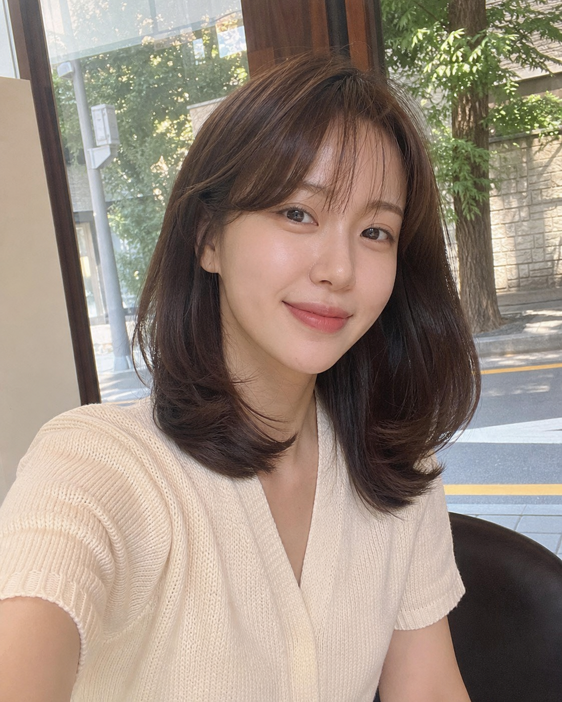 카페 창가에서 담은 자연스러운 중단발 레이어드 C컬 느낌