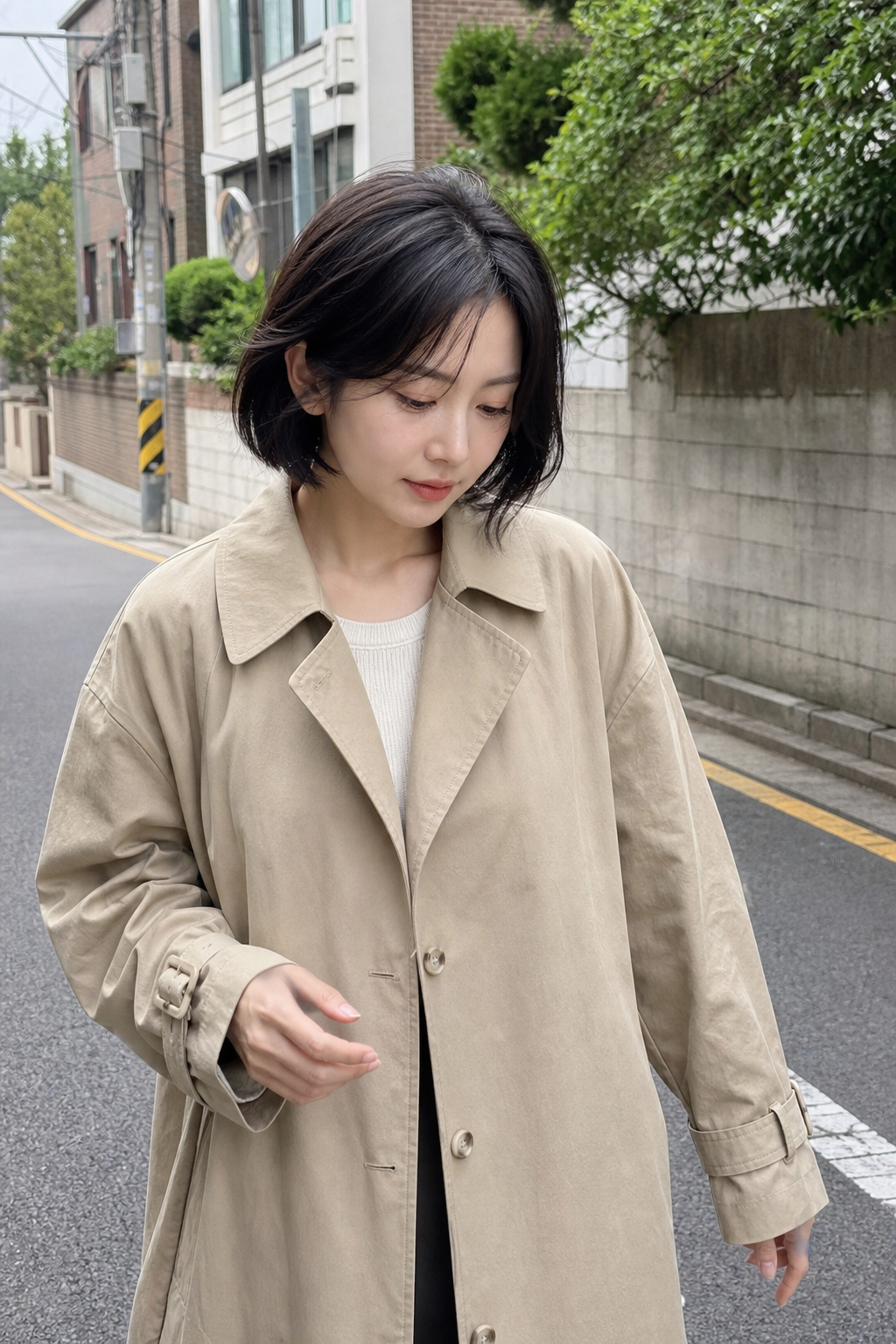 골목길에서 포착한 세련된 숏컷 무드