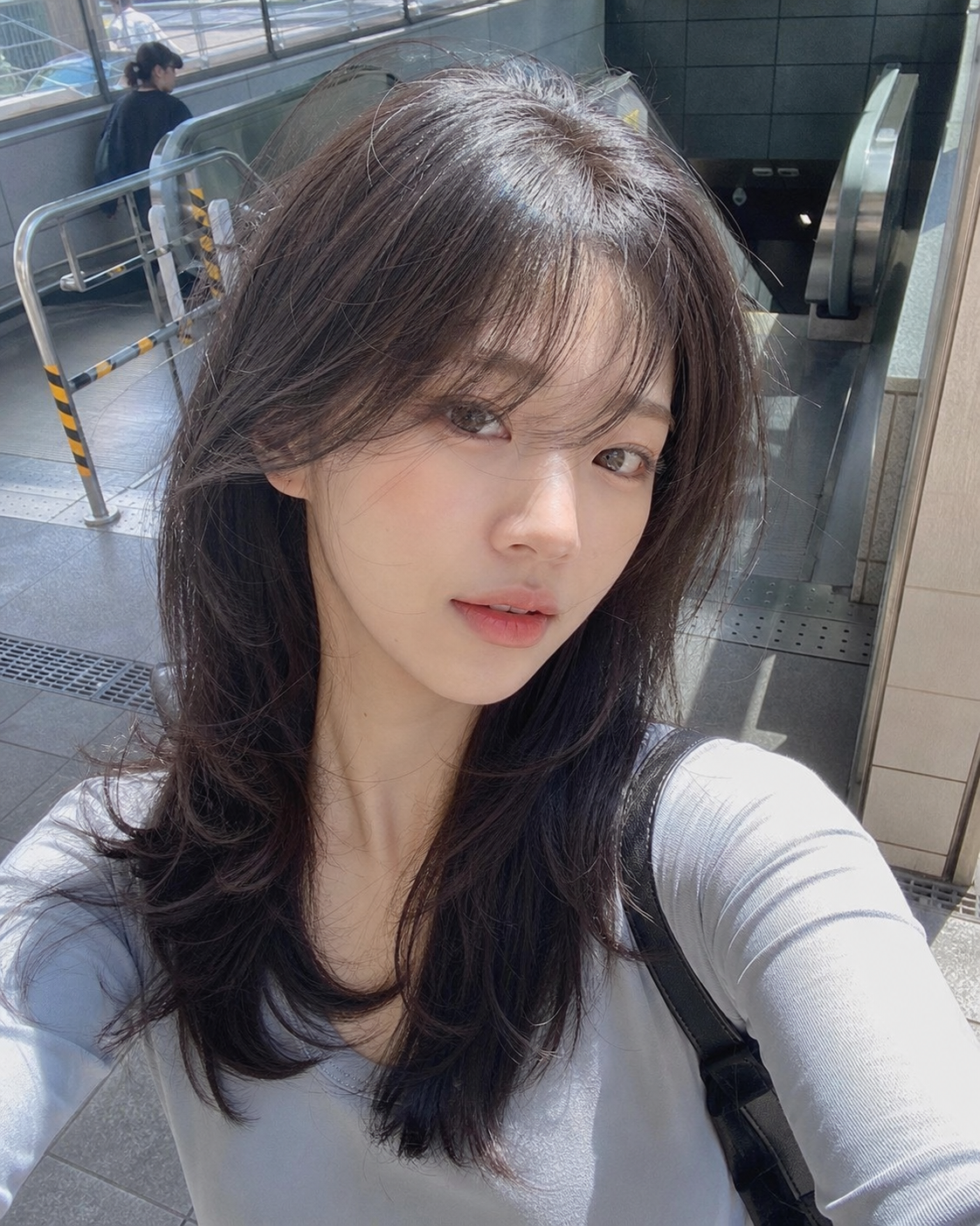 출근길에도 잘 어울리는 자연스러운 레이어드펌